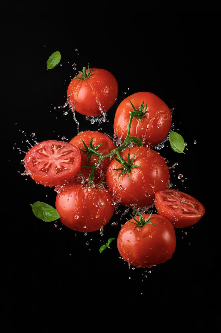 Tünd fonda su damcıları ilə təravətli pomidorlar